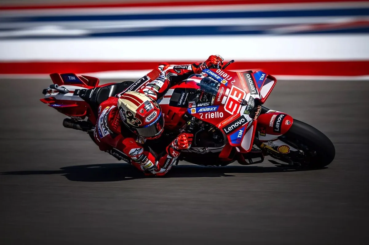 Bulega domina la carrera de campeones en la World Ducati Week 2026