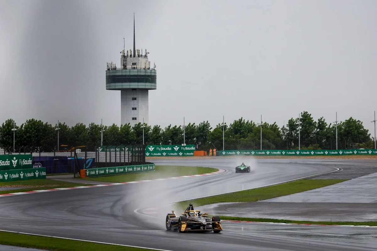 Condiciones extremas en Shanghai: equipos de carreras enfrentan lluvia persistente