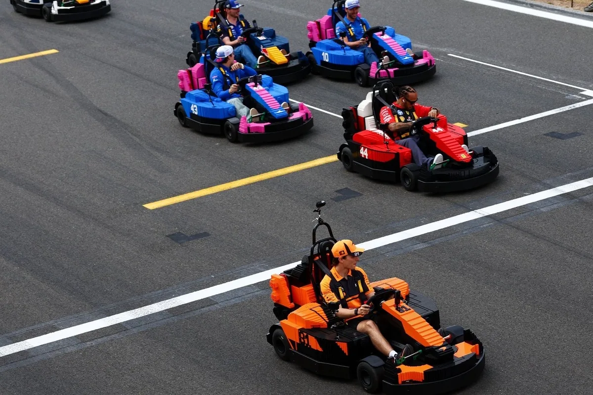 Pilotos de F1 protagonizan momento viral con autos LEGO en Silverstone