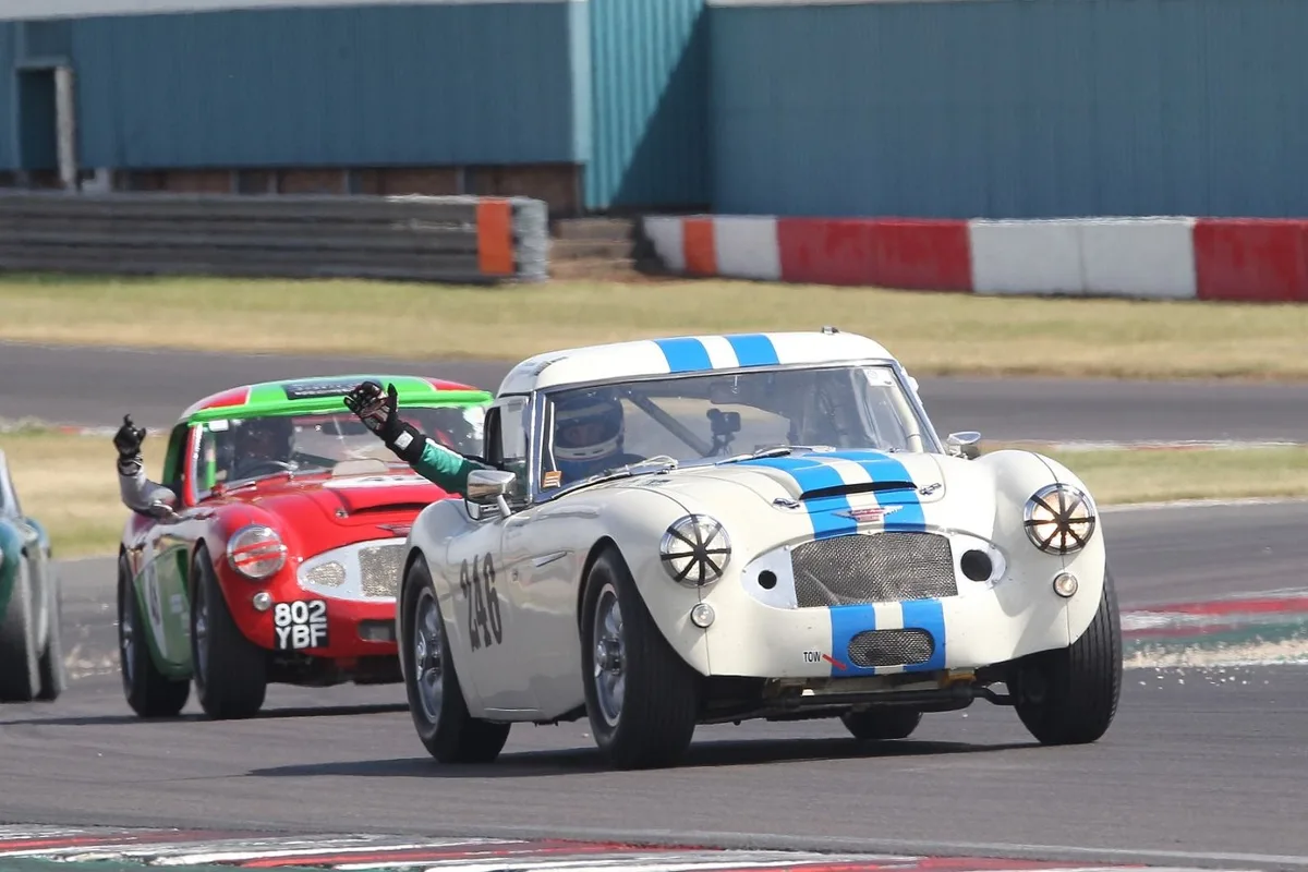 Emocionante competencia de Healey clásicos en evento de automovilismo británico
