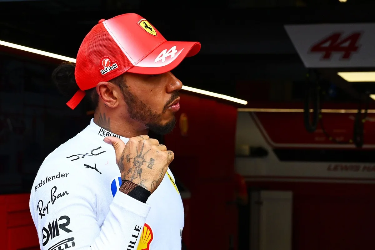 Hamilton pierde posiciones en clasificación por reparaciones tras accidente
