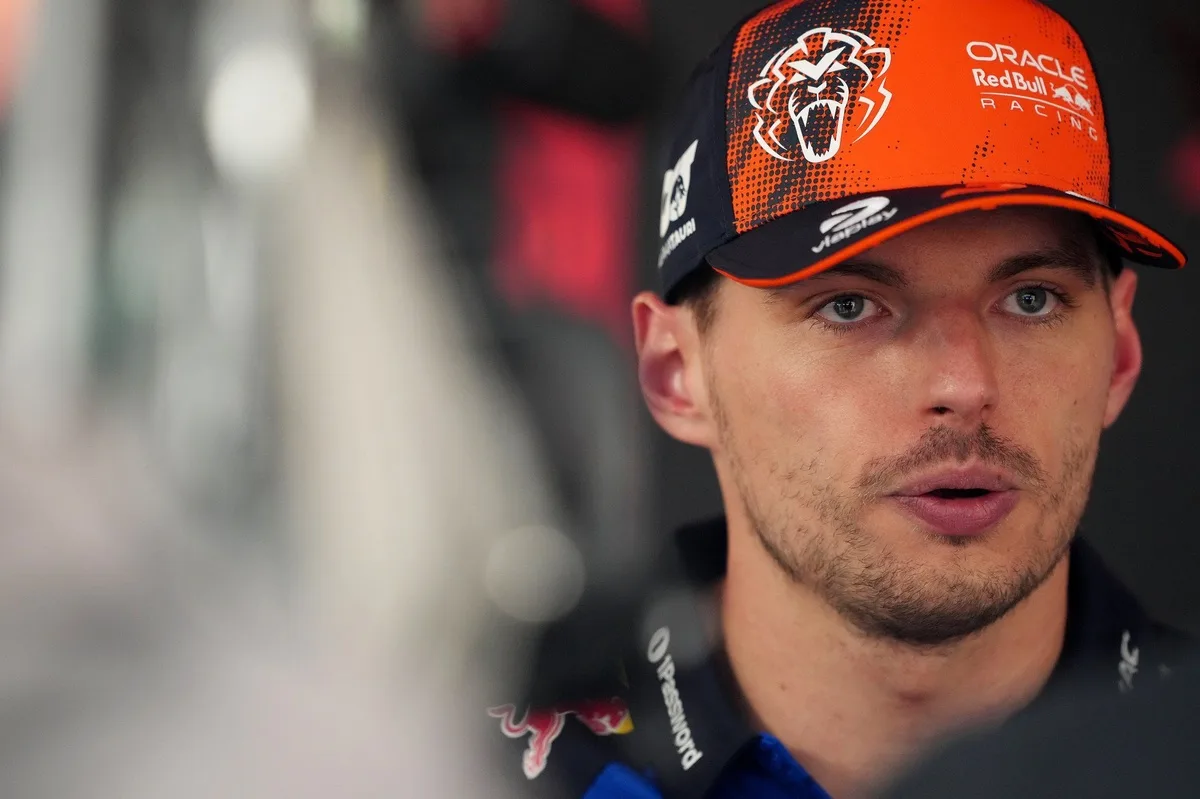 Verstappen defiende críticas sobre la gestión de energía en la F1 2026