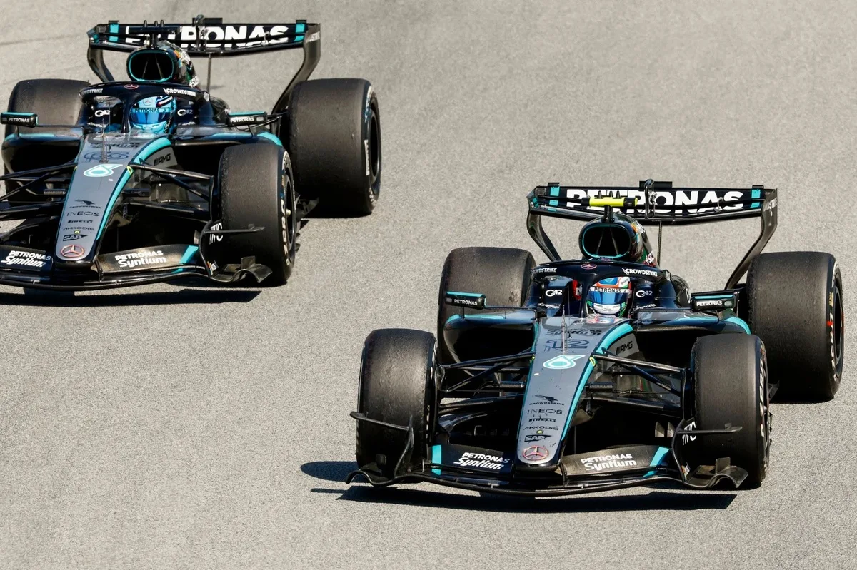 Mercedes identifica problema de software que afectó más a Russell que a Antonelli