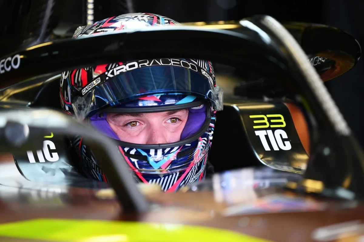Ticktum sorprende a Dennis con un adelantamiento en la última vuelta en Tokio