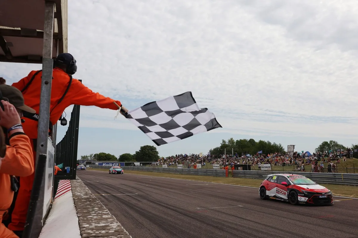 Cook domina en Thruxton y consigue su 11ª victoria en el circuito británico