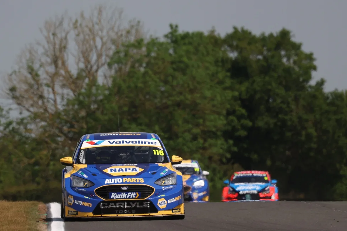 Sutton domina en Thruxton y refuerza su liderato en el campeonato británico
