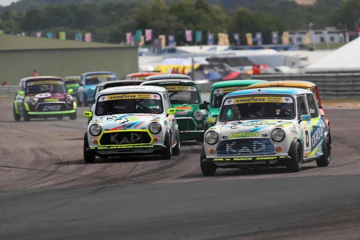 Las Mini protagonizan espectaculares carreras en el circuito británico