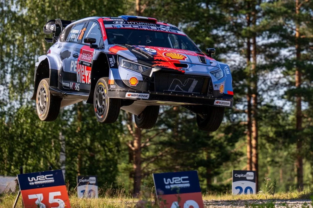 Fourmaux lidera el Rally de Finlandia con Hyundai en el primer puesto