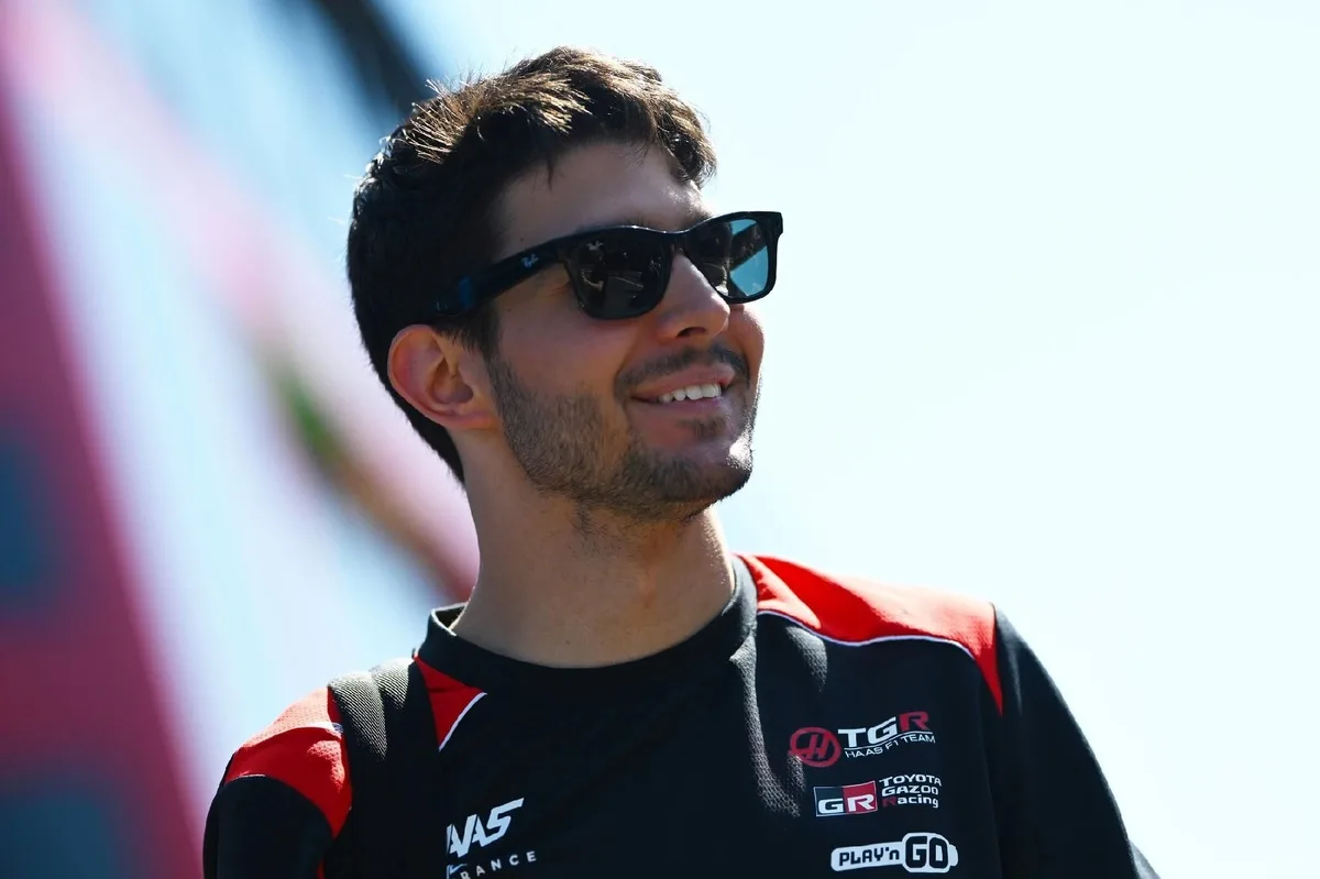 Esteban Ocon celebra colaboración con Spider-Man en la Fórmula 1