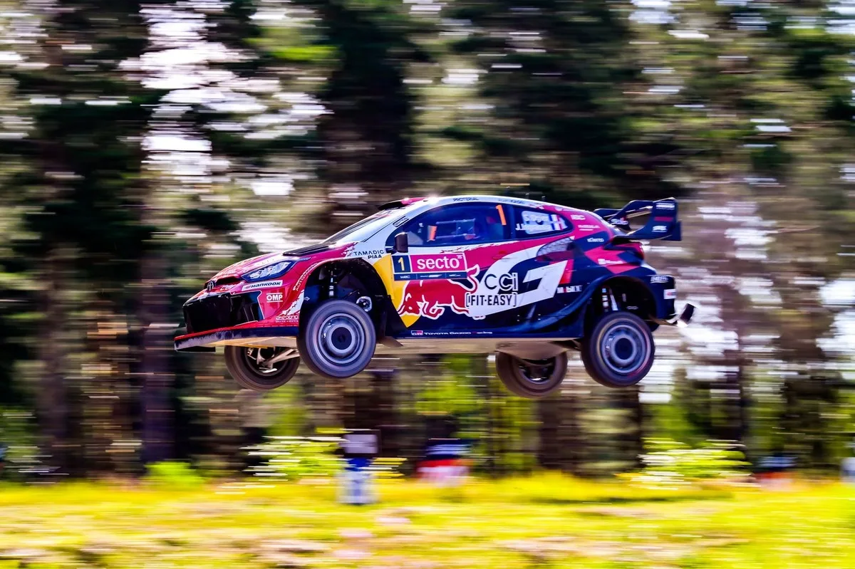 Ogier domina el Rally de Finlandia mientras los pilotos enfrentan condiciones extremas