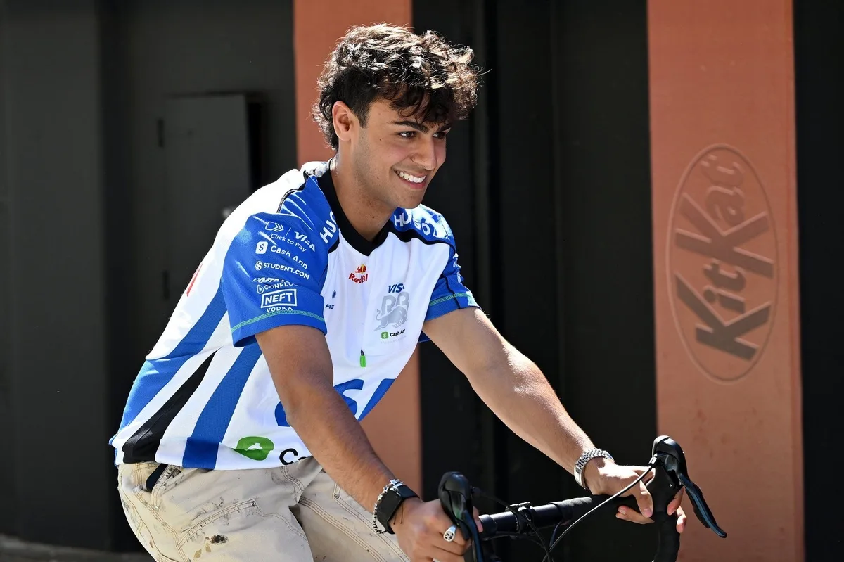 Lindblad vive su primer Gran Premio en casa con Racing Bulls en Silverstone