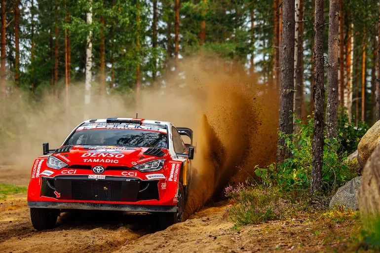 Ogier lidera en Finlandia mientras Zaldívar mantiene opciones en el WRC
