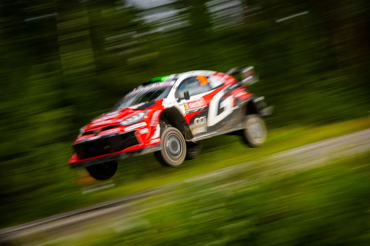 Elfyn Evans abandona la lucha por la victoria en Rally de Finlandia