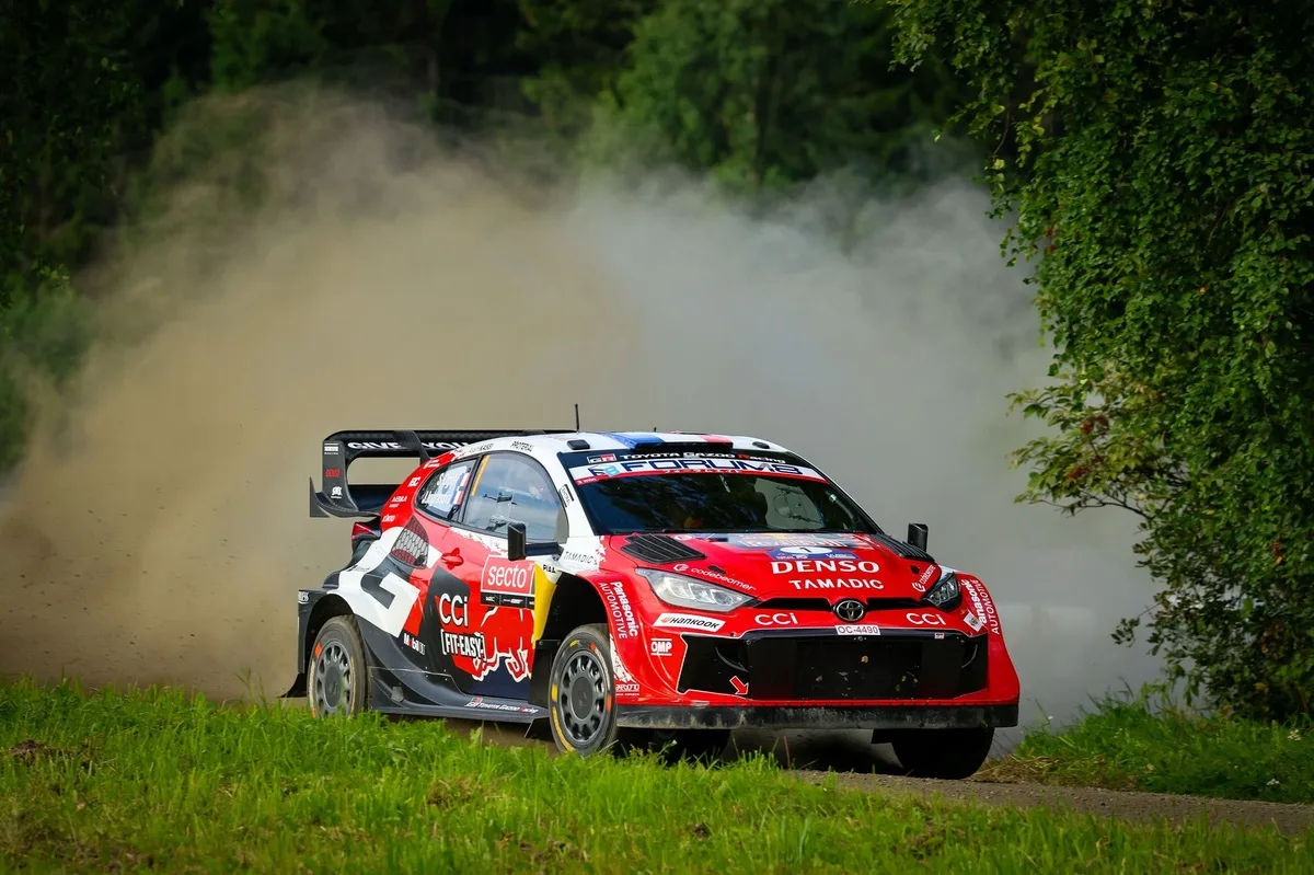 Ogier sufre aparatoso accidente en el Rally de Finlandia