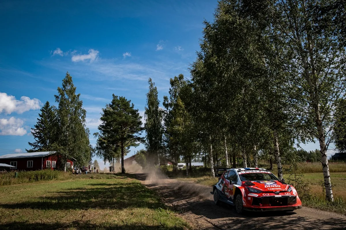 Ogier e Ingrassia se recuperan tras accidente en Rally de Finlandia