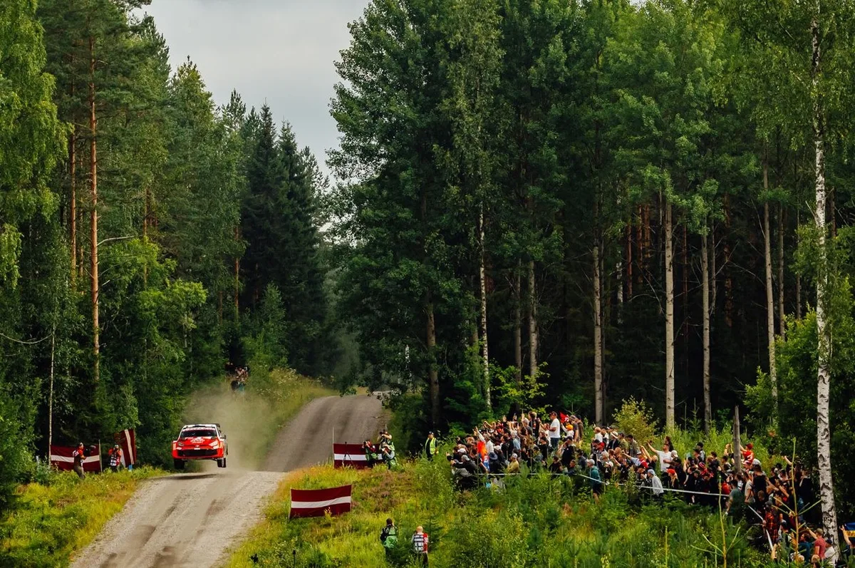Pajari lidera el Rally de Finlandia tras accidente de Ogier