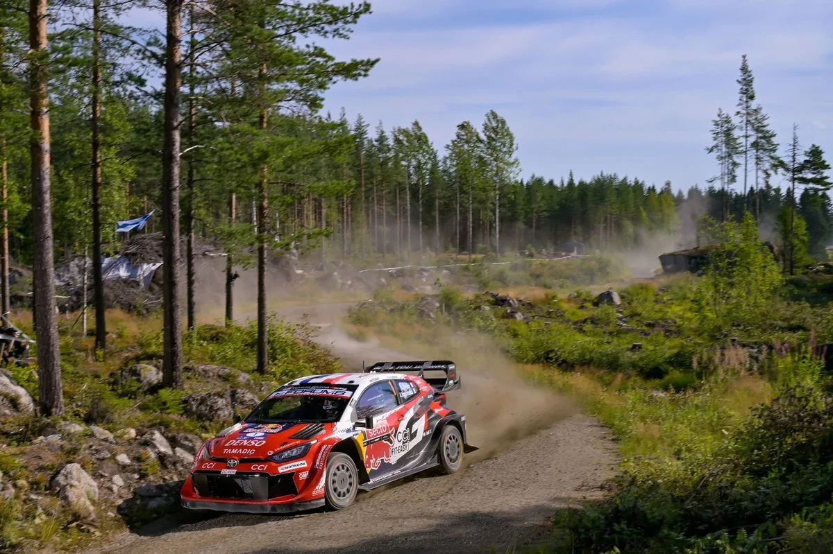 Rally de Finlandia: Ogier lidera mientras Evans sufre accidente espectacular