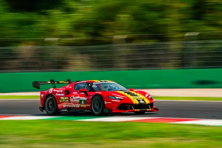 Óscar Bittar brilla en Monza con victoria y podio en el Supersport GT Italia
