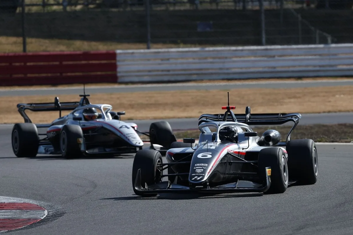 Fairclough despunta en GB3 con doblete de victorias en Silverstone