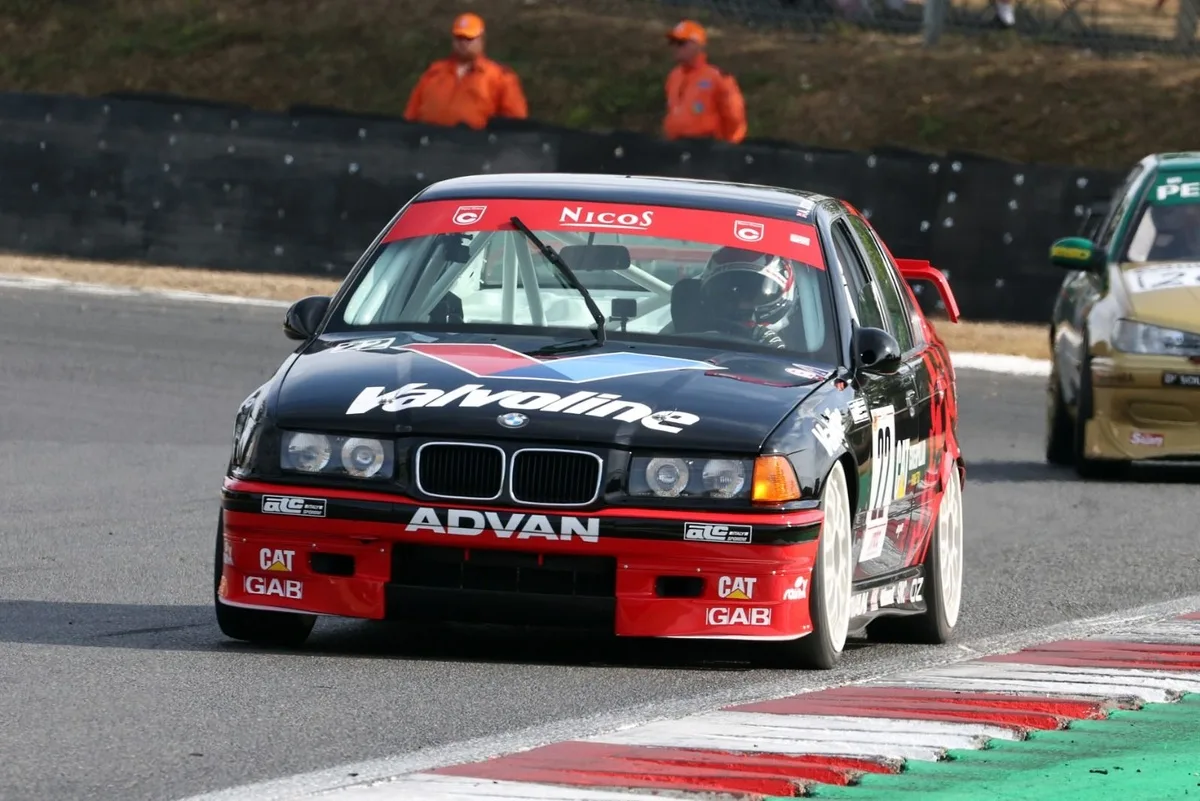 Autos clásicos de carreras conquistan evento internacional de touring cars