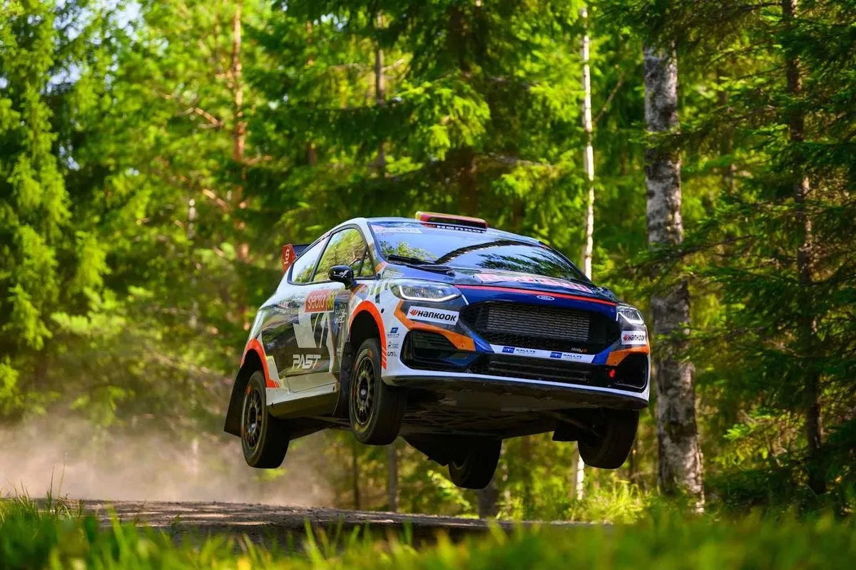 Joven promesa del rally mundial establece récord histórico en Finlandia