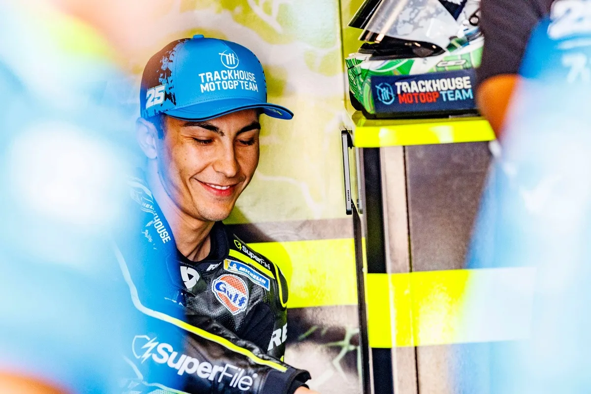 Raúl Fernández asegura su futuro en MotoGP con renovación en Trackhouse