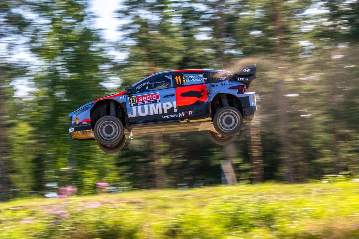 Pilotos debaten sobre seguridad en Rally de Finlandia tras múltiples accidentes