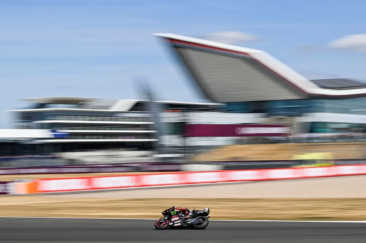Bezzecchi demuestra su temple en Silverstone pese a lesión reciente