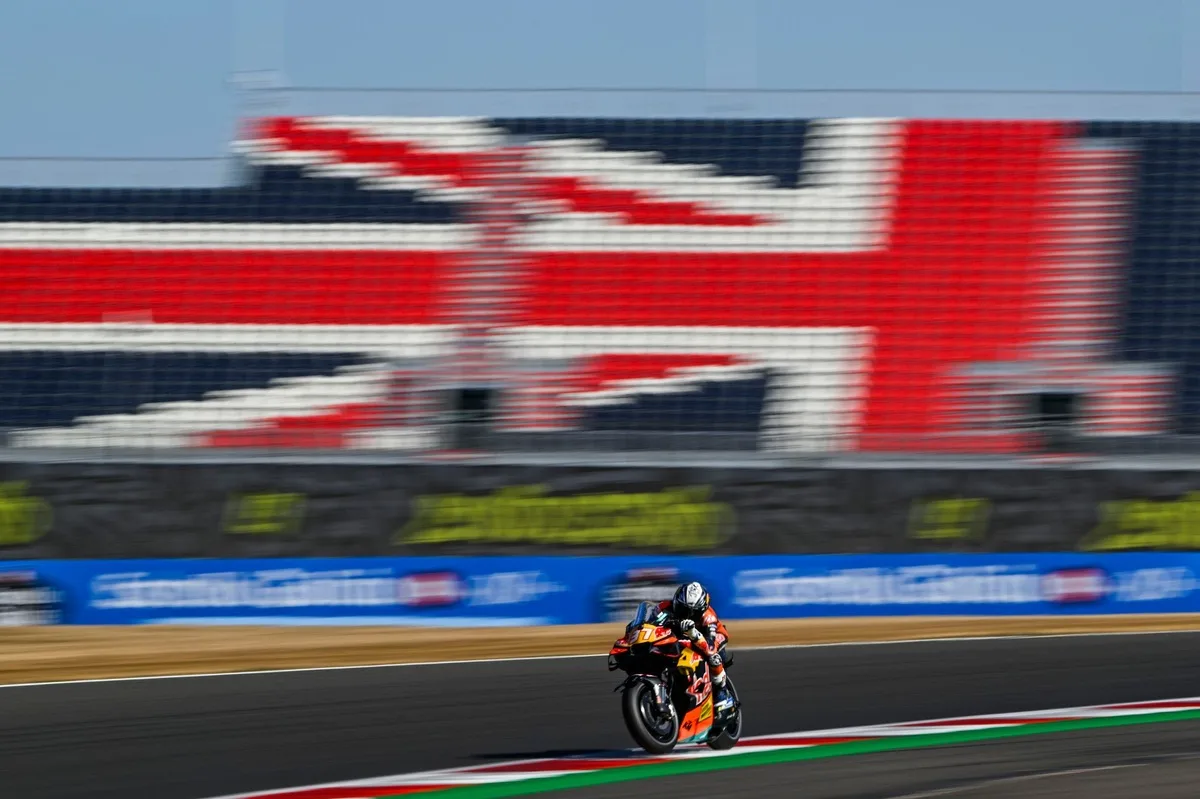 Acosta enfrenta desafíos en la pista británica durante ensayos de MotoGP