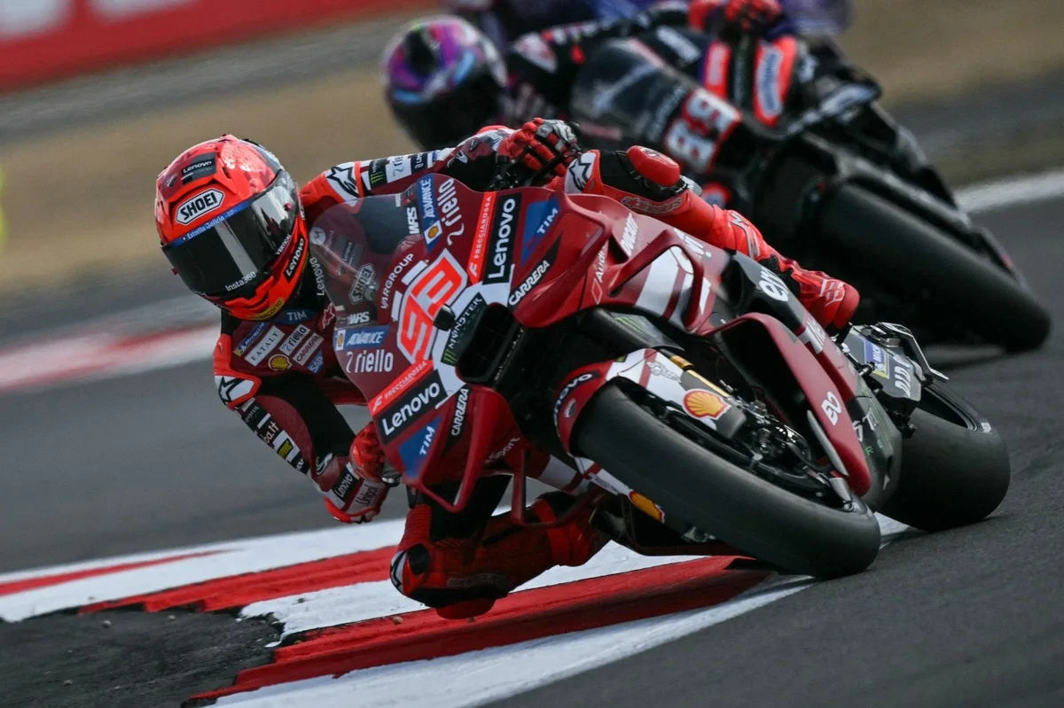 Márquez rompe récord en Silverstone y lidera los entrenamientos de MotoGP