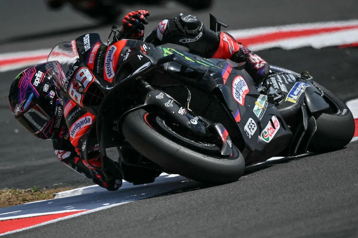 Bezzecchi sorprende en Silverstone: análisis de su rendimiento en Aprilia