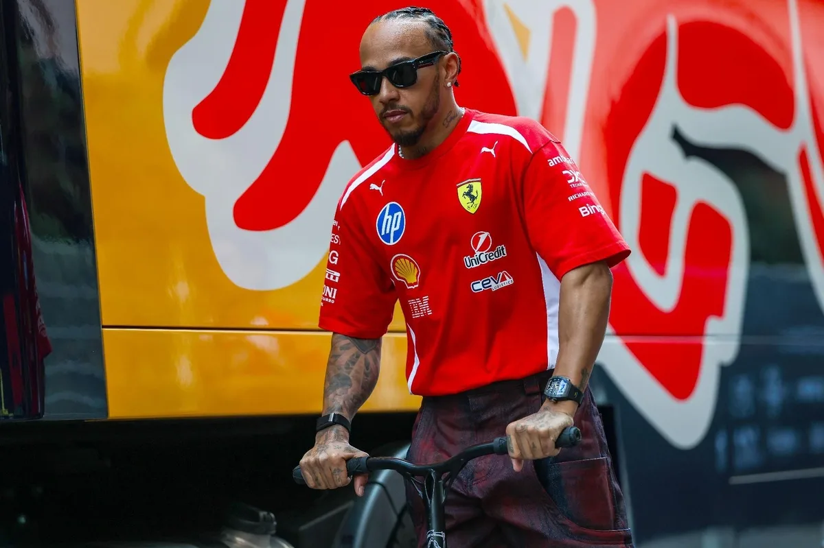 Lewis Hamilton disfruta de su nuevo cachorro golden retriever tras exitoso debut con Ferrari