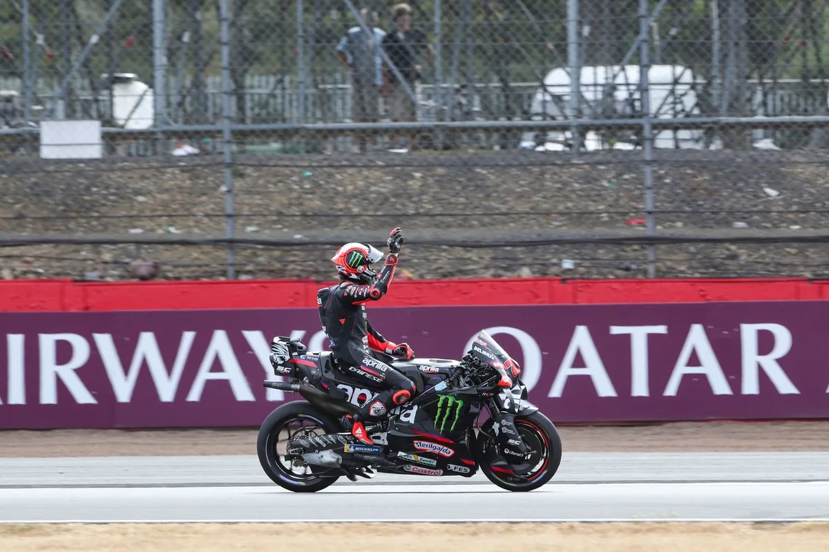 Bezzecchi logra podio en Silverstone a pesar de lesión en la rodilla