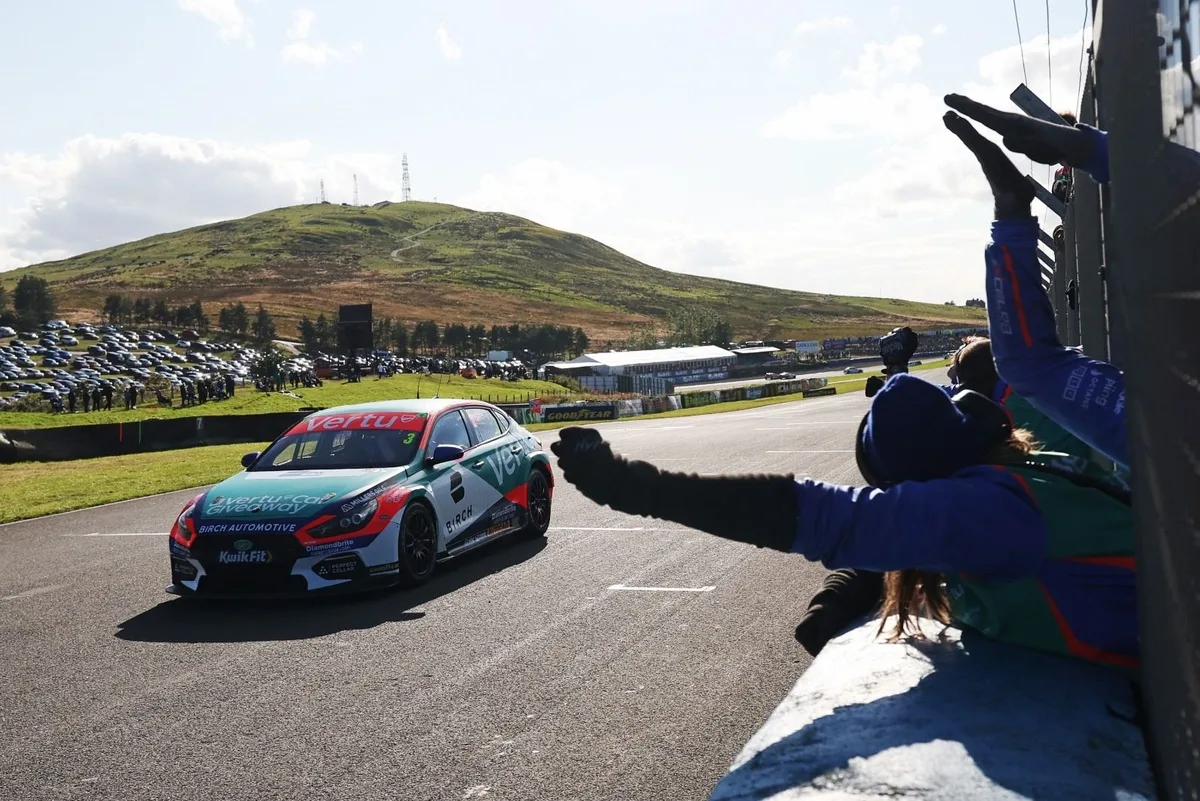 Chilton domina la tercera carrera del BTCC en Knockhill con estrategia ganadora
