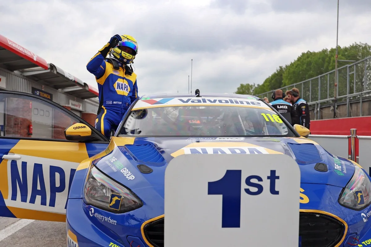 Sutton domina en Knockhill y se acerca al quinto título británico