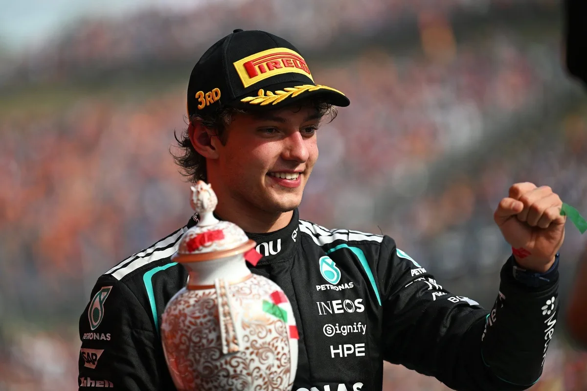 Mercedes mantiene estrategia abierta entre Antonelli y Russell para 2026