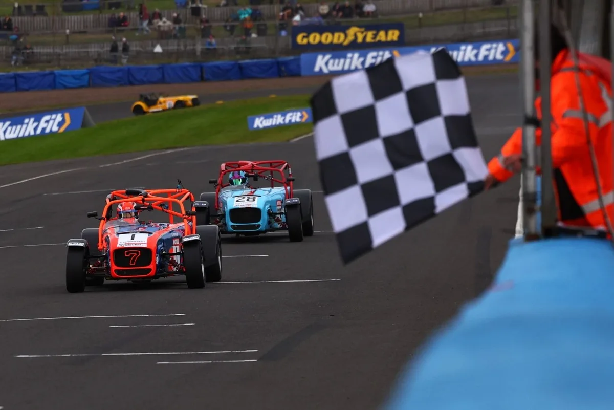Armstrong domina en Knockhill con triple victoria en el campeonato Caterham