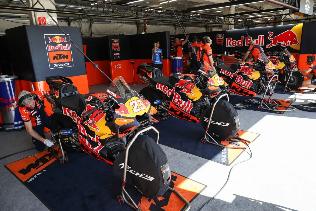 MotoGP rechaza propuesta de reducir motos en boxes a una sola unidad