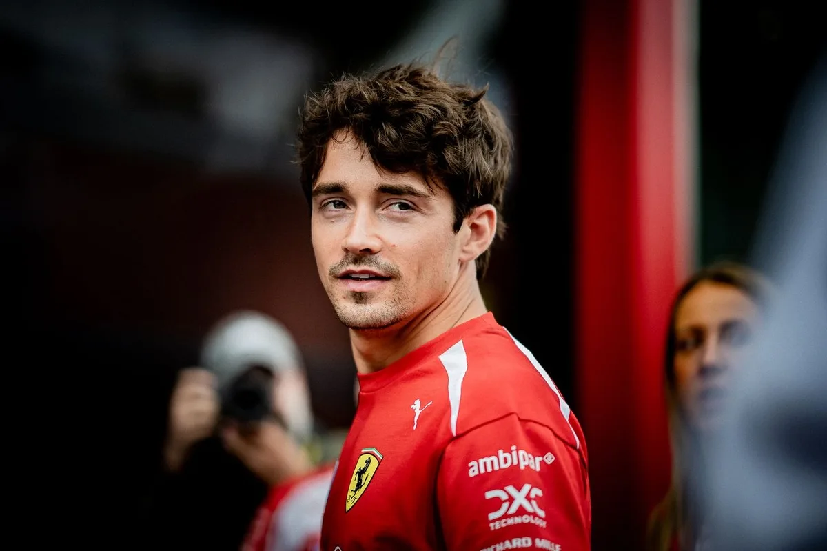 Experto en F1 critica a Ferrari por presionar a Leclerc en su lucha contra Hamilton