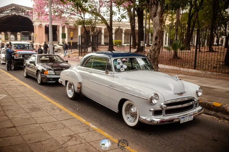 Vehículos clásicos protagonizan celebración del 489 aniversario de Asunción
