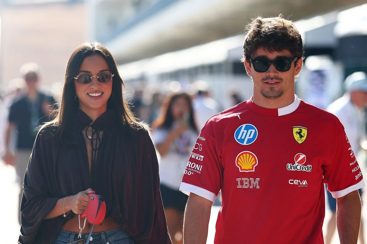 Charles Leclerc y su esposa disfrutan vacaciones en Cerdeña entre rumores
