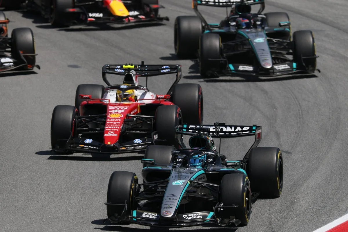 Mercedes enfrenta desafío estratégico en F1 con desarrollo tardío del W17