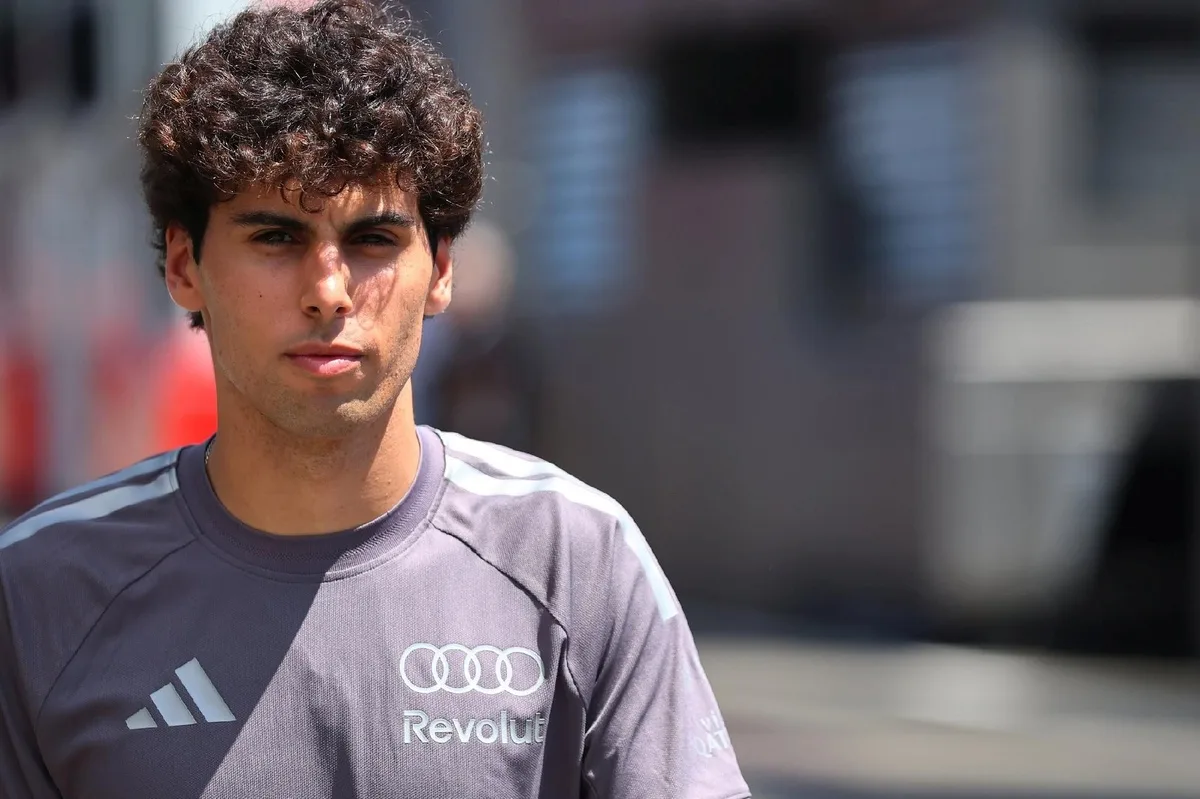Gabriel Bortoleto sorprende en YouTube: el piloto de Audi F1 enseña técnica de manejo