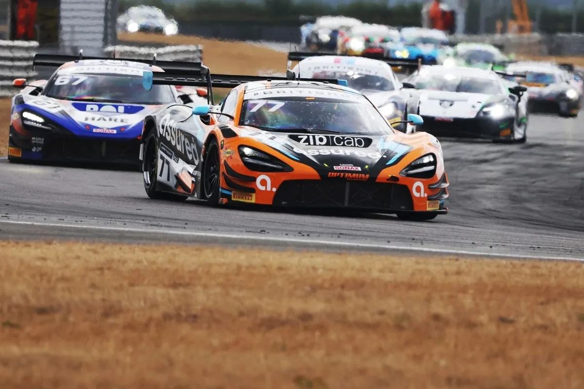 McLaren domina en Snetterton y arrebata liderato en campeonato británico