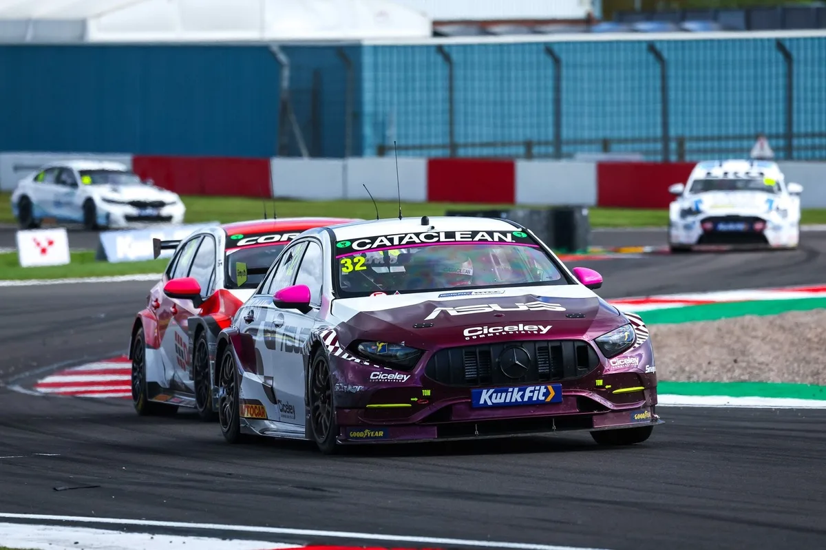 Equipo de carreras enfrenta crisis financiera en campeonato británico