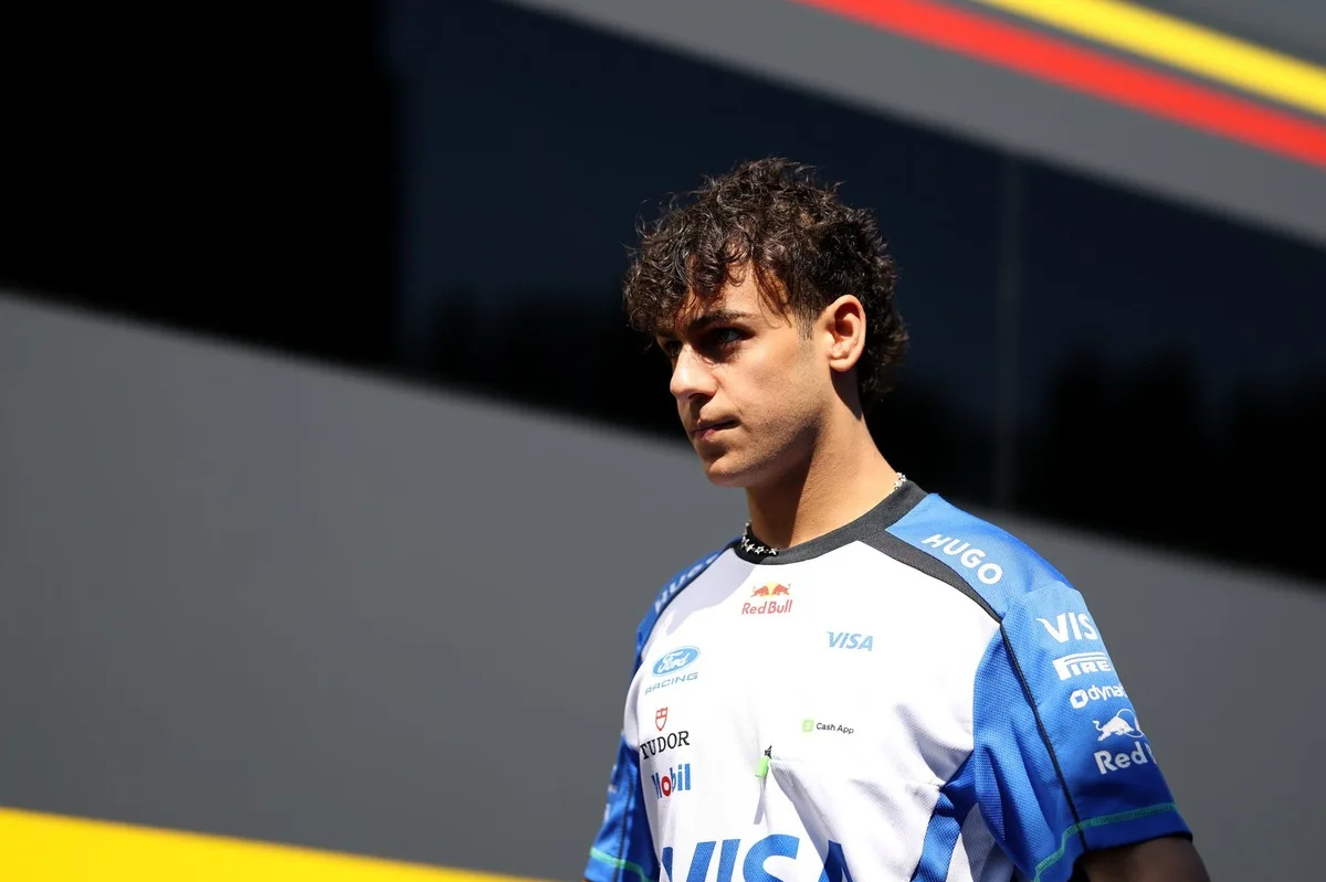 Piloto de F1 recauda fondos benéficos con subasta de casco histórico