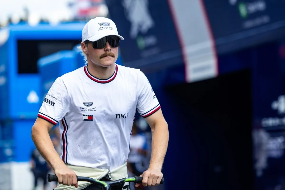 Valtteri Bottas se luce en desafío de conducción con influencer británica