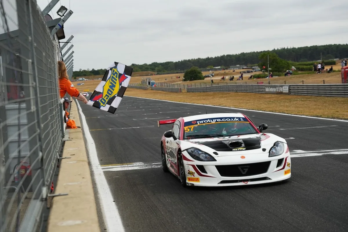 Joven piloto escala posiciones en campeonato de automovilismo europeo