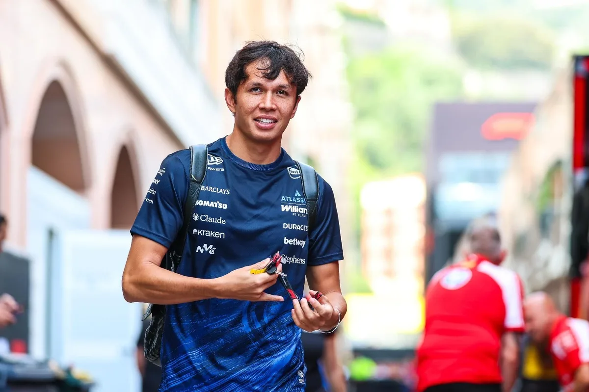 Alex Albon se cruza con Max Verstappen en Cerdeña durante vacaciones de F1