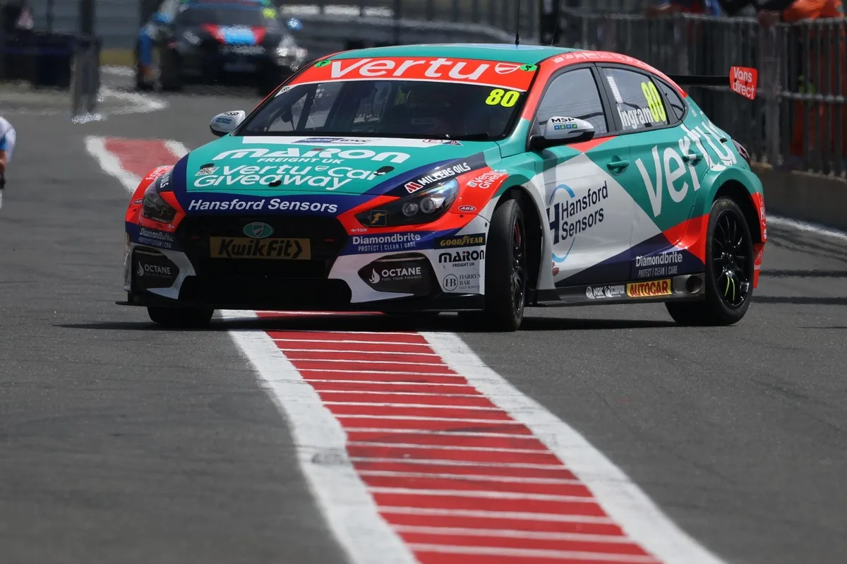 Tom Ingram lidera los entrenamientos en Donington Park del BTCC 2026